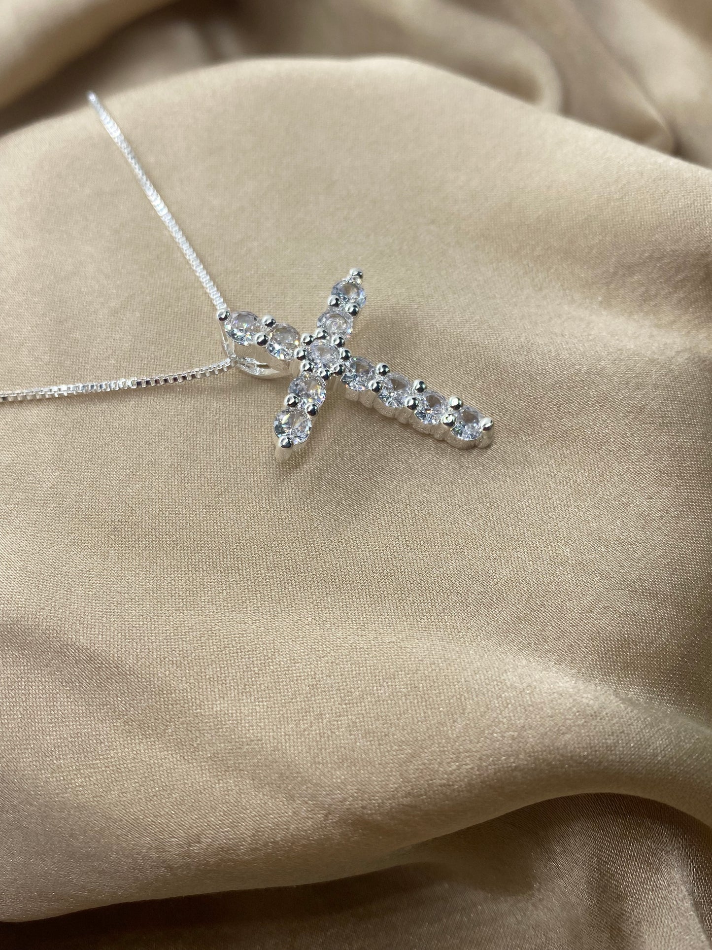 ★ Bestseller
Sehr elegante Halskette aus echtem 925er Sterling Silber mit funkelndem Kreuzanhänger