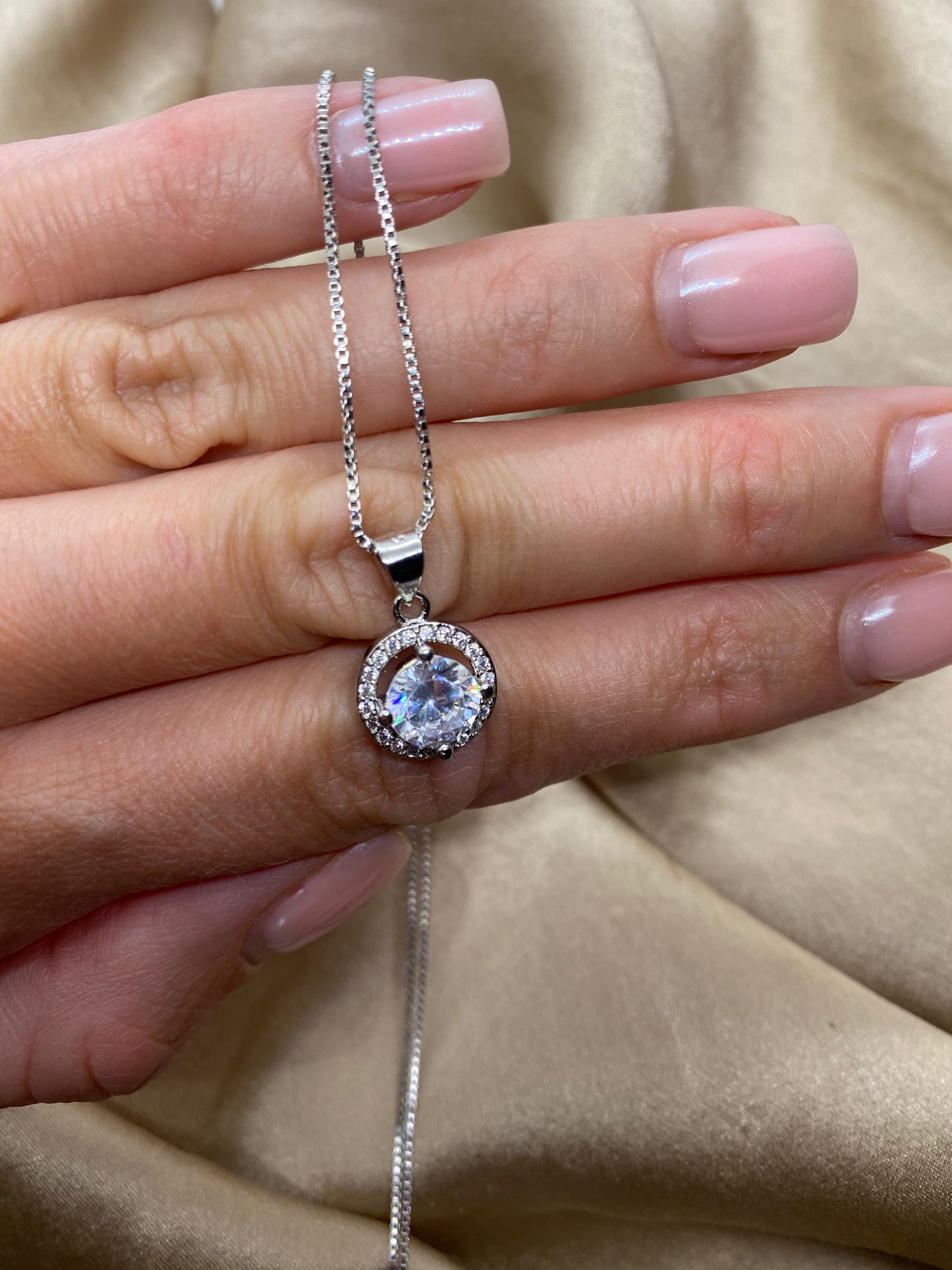 Wunderschöne Halskette aus 925er Silber mit funkelnden Zirkonia-Steinen
