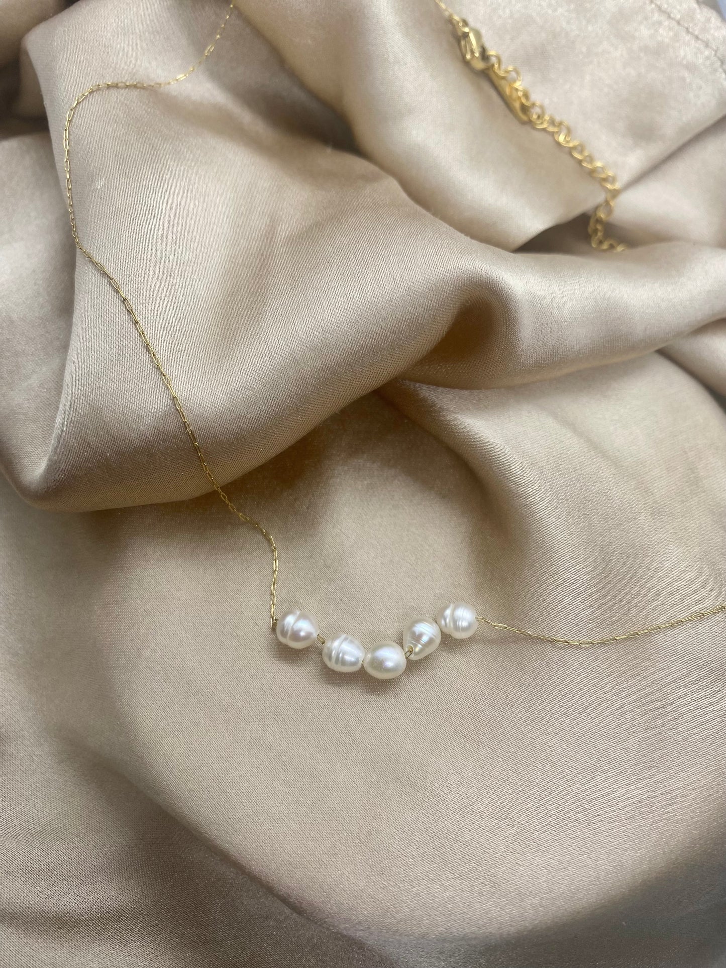 Feine Halskette aus vergoldetem Edelstahl mit echten Süßwasserperlen