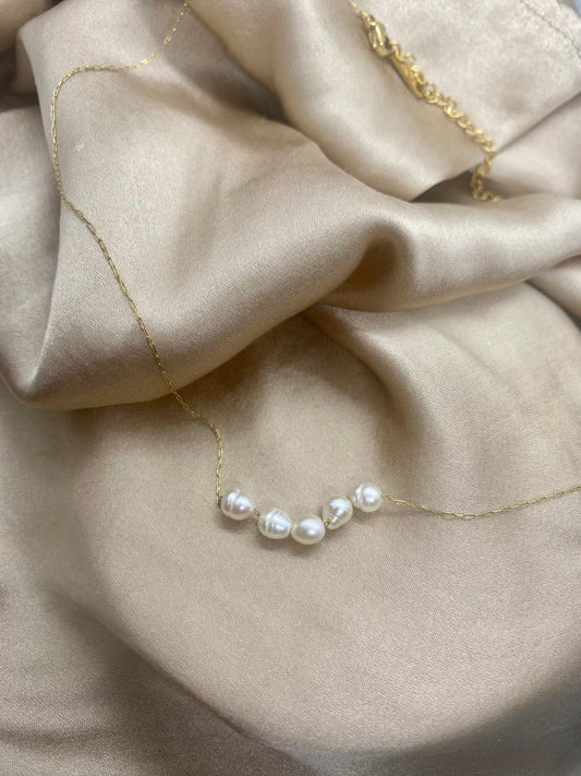 Feine Halskette aus vergoldetem Edelstahl mit echten Süßwasserperlen