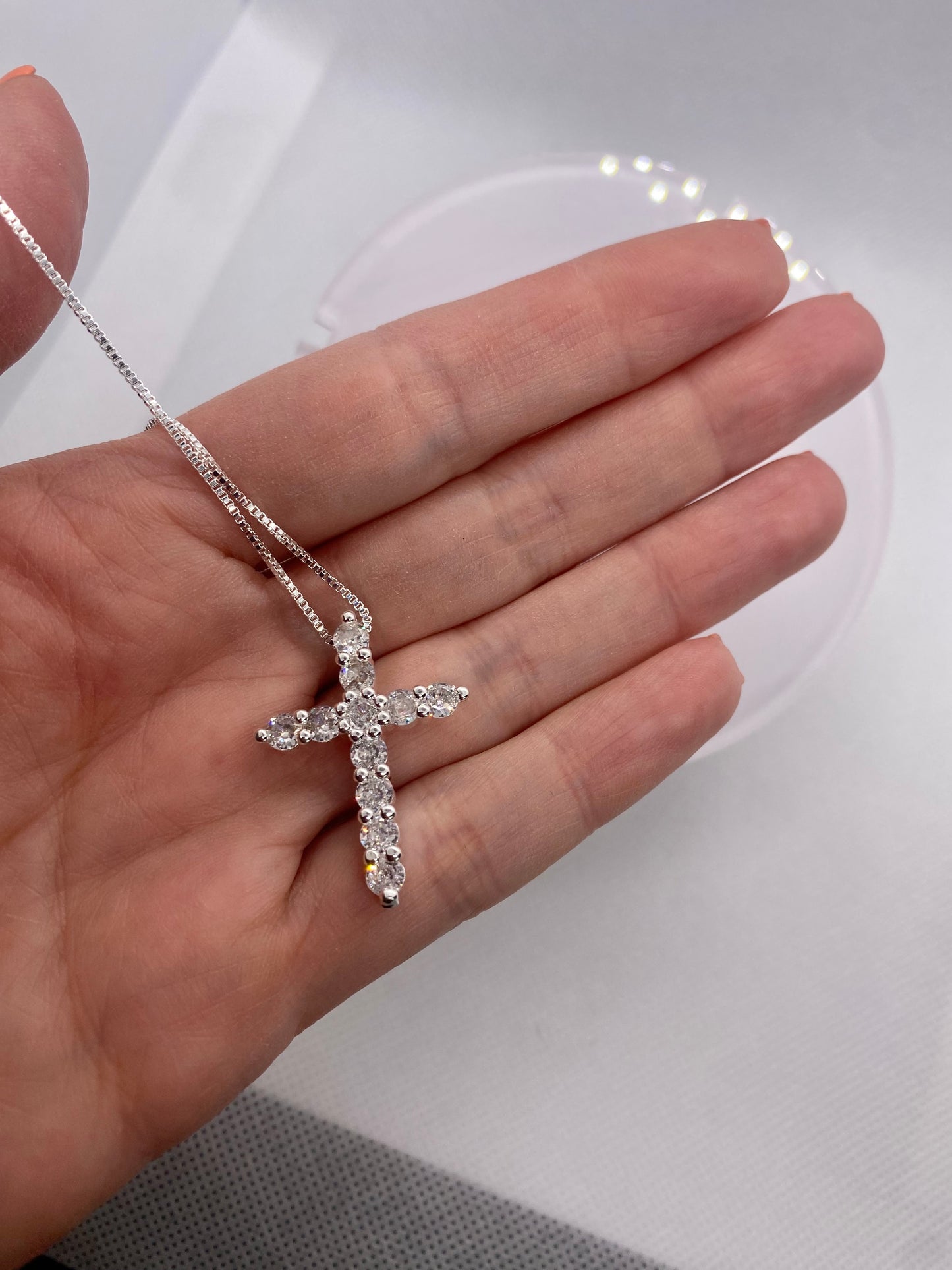 ★ Bestseller 
Sehr elegante Halskette aus echtem 925er Sterling Silber mit funkelndem Kreuzanhänger