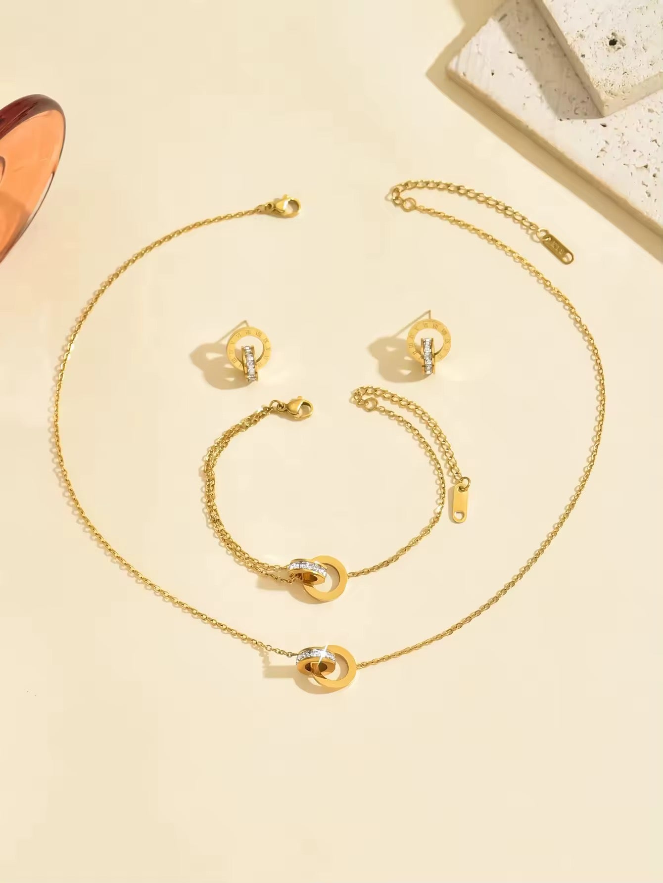 Vergoldetes Schmuckset aus Edelstahl mit Zirkonia & römischen Ziffern Wasserfest