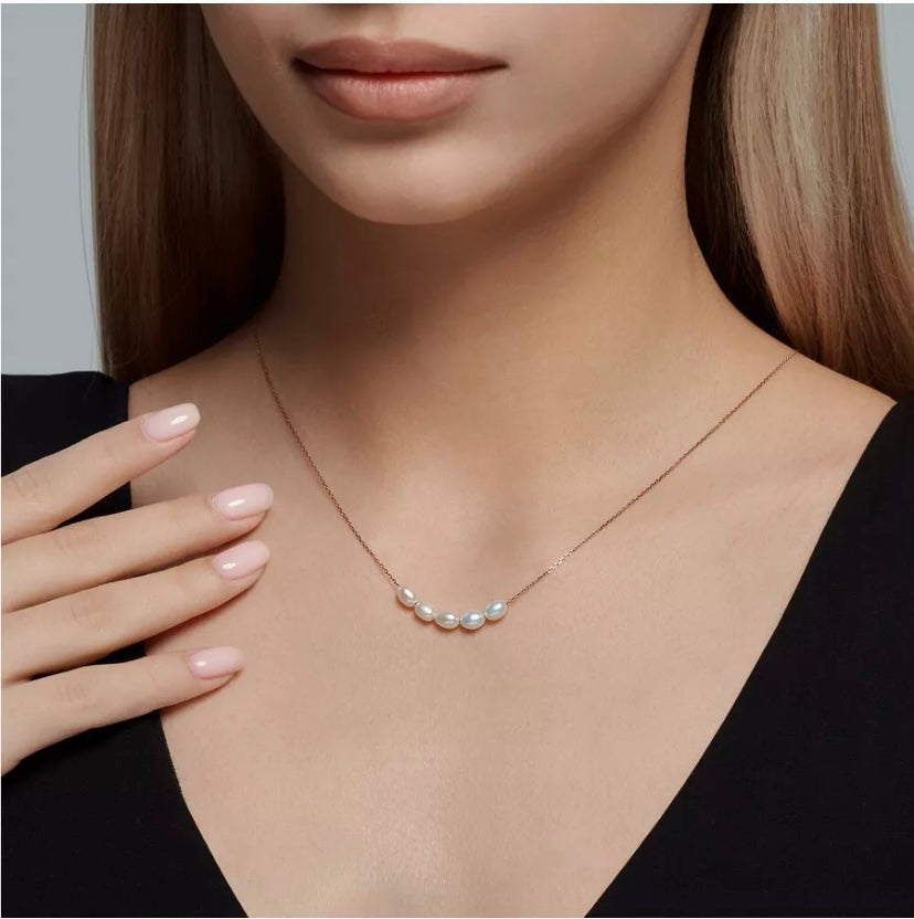 Feine Halskette aus vergoldetem Edelstahl mit echten Süßwasserperlen