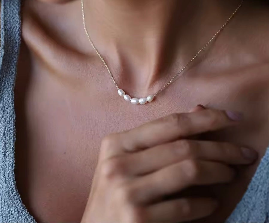 Feine Halskette aus vergoldetem Edelstahl mit echten Süßwasserperlen
