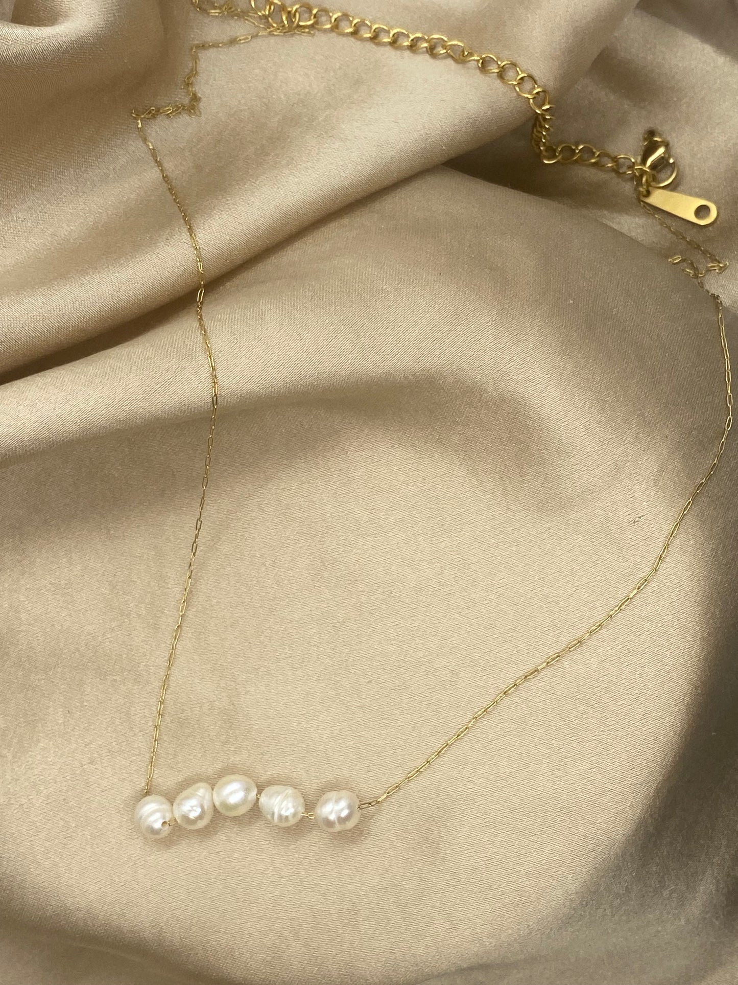 Feine Halskette aus vergoldetem Edelstahl mit echten Süßwasserperlen