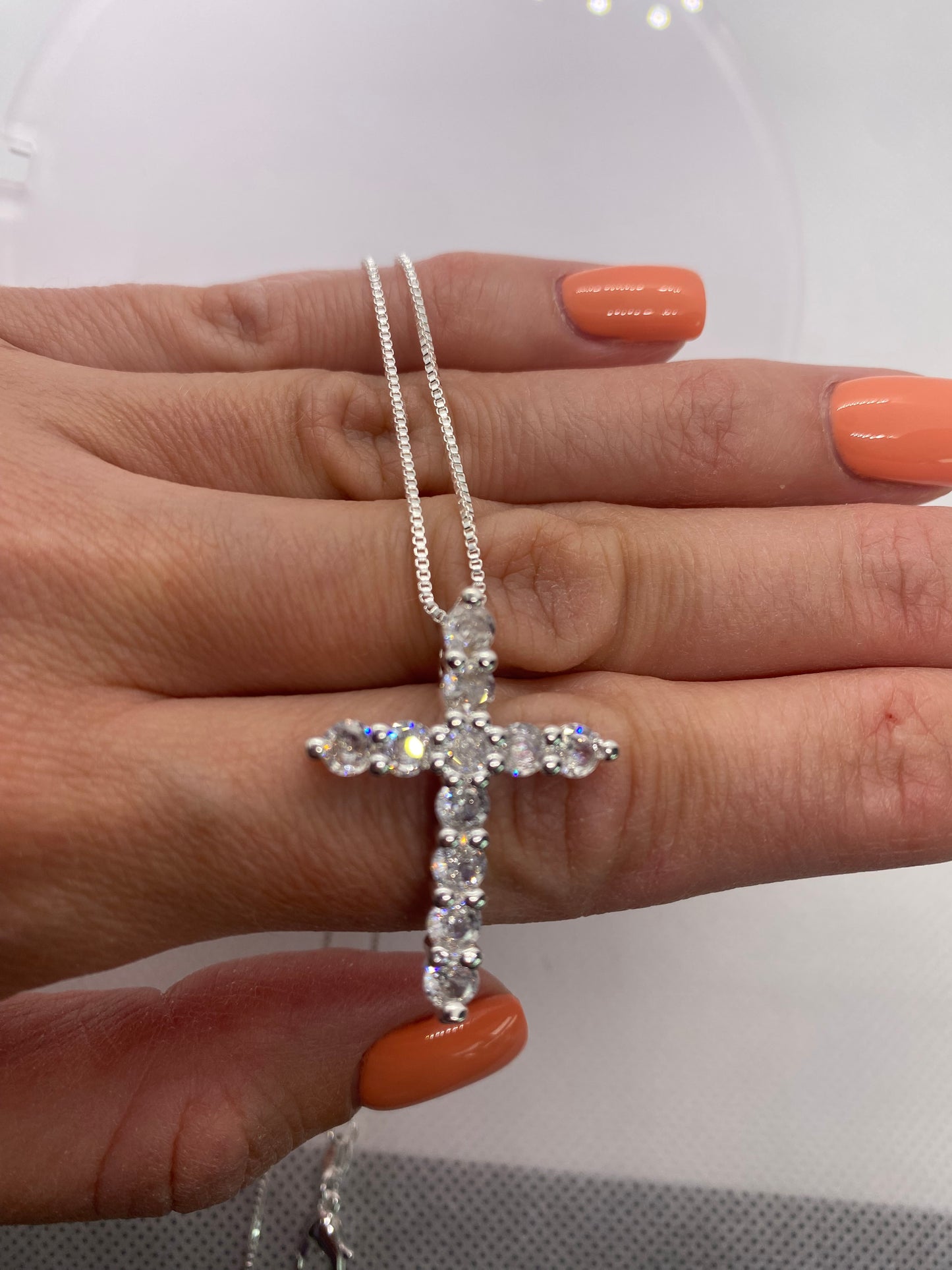 ★ Bestseller 
Sehr elegante Halskette aus echtem 925er Sterling Silber mit funkelndem Kreuzanhänger