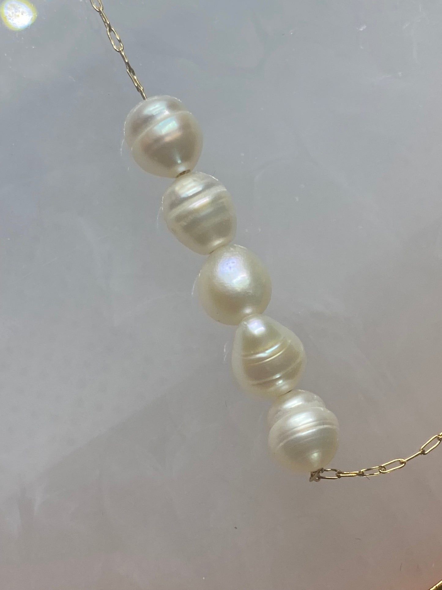 Feine Halskette aus vergoldetem Edelstahl mit echten Süßwasserperlen