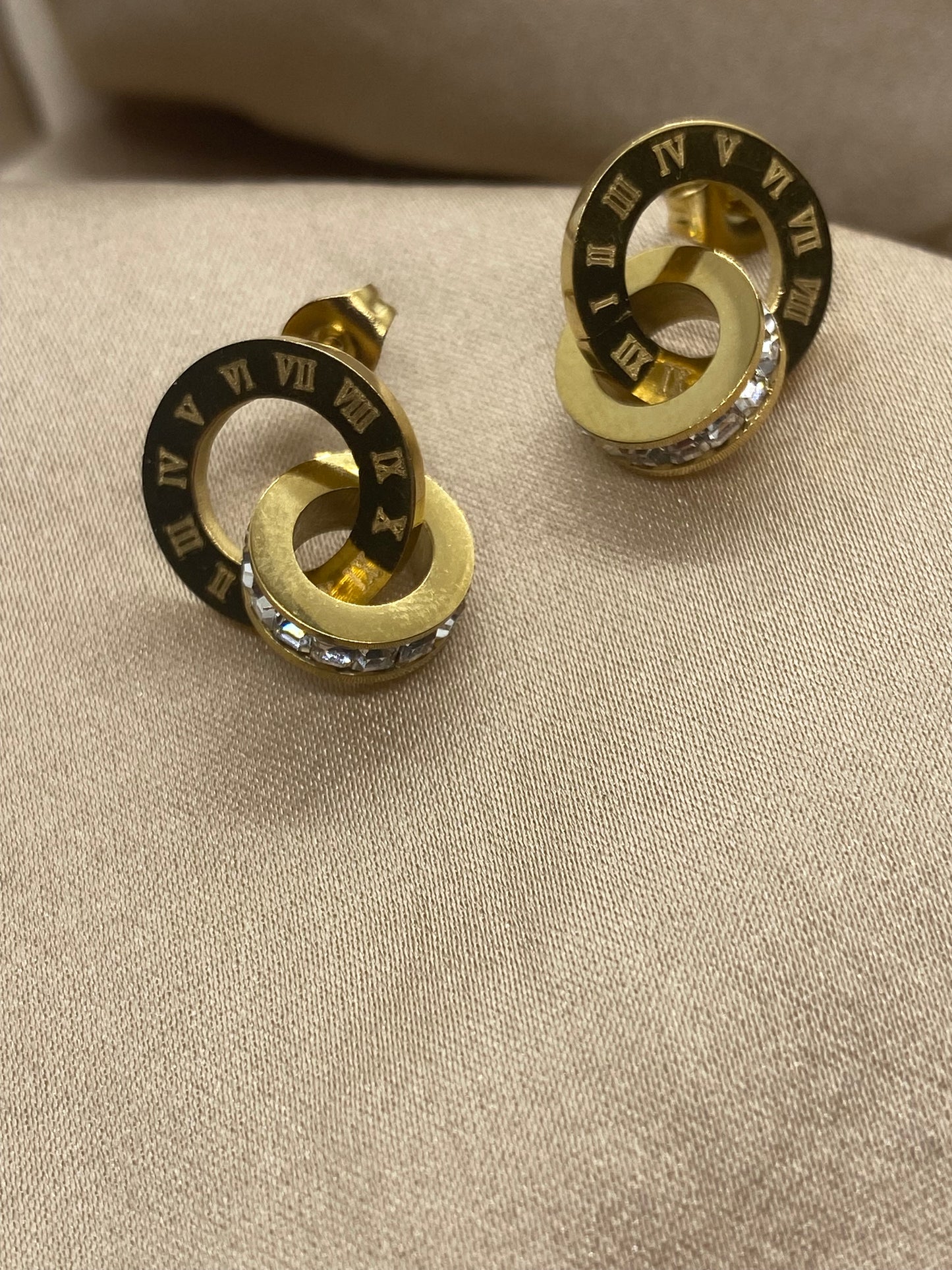 Vergoldetes Schmuckset aus Edelstahl mit Zirkonia & römischen Ziffern Wasserfest