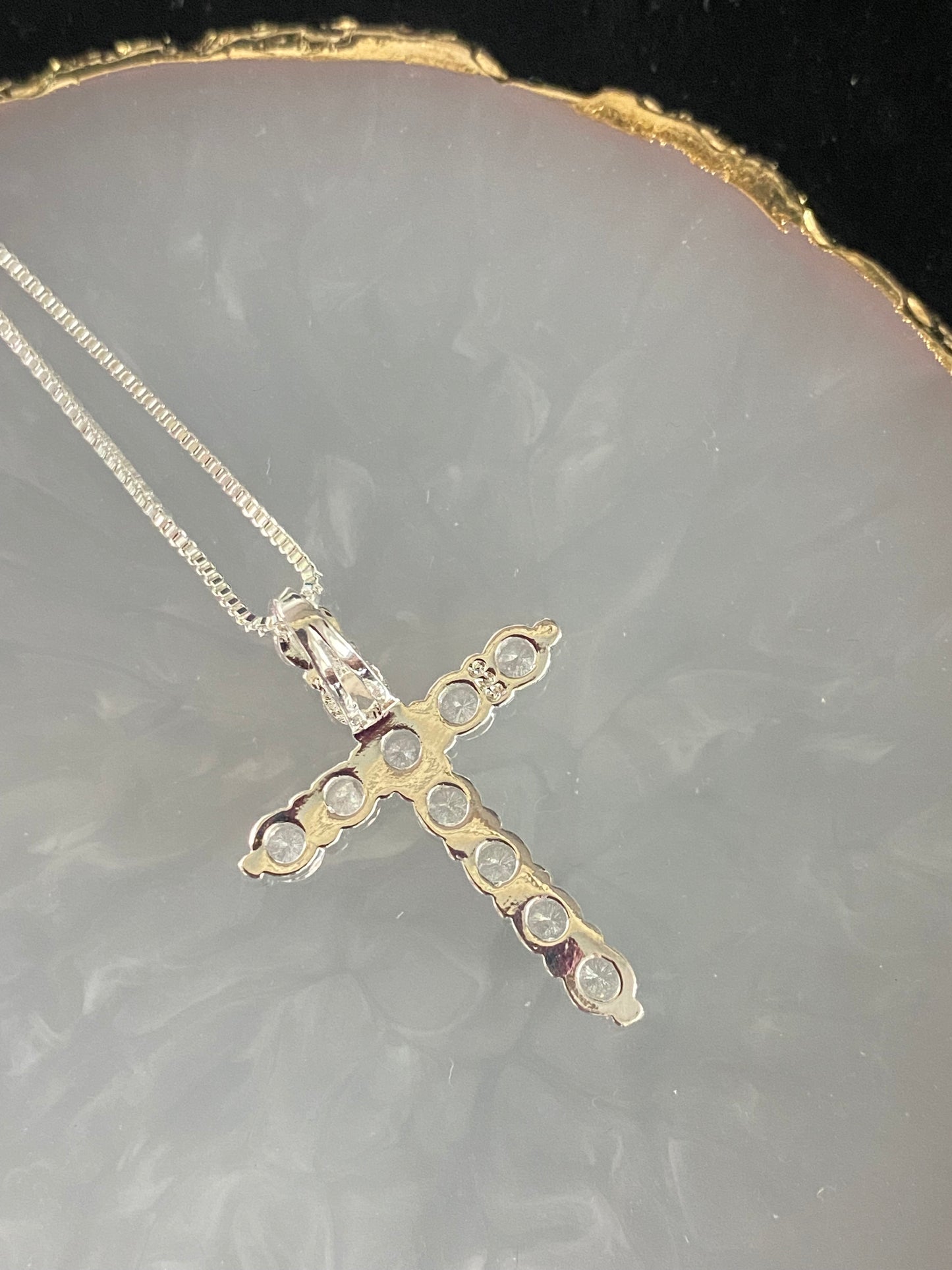 ★ Bestseller 
Sehr elegante Halskette aus echtem 925er Sterling Silber mit funkelndem Kreuzanhänger