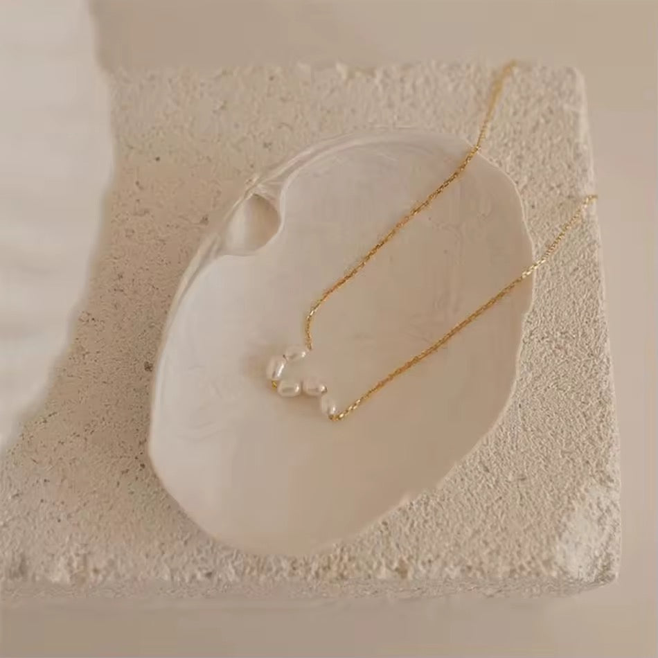 Feine Halskette aus vergoldetem Edelstahl mit echten Süßwasserperlen