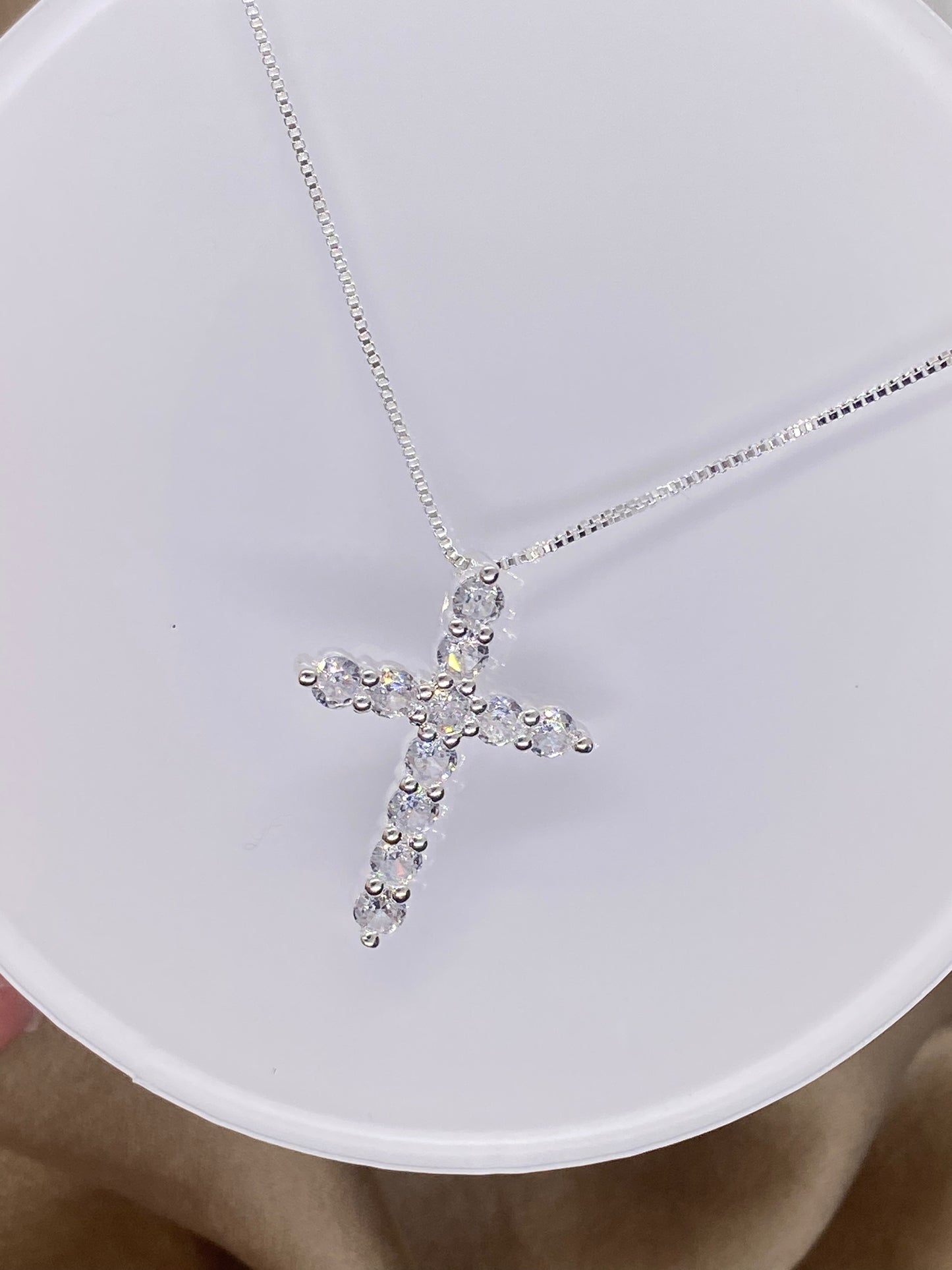 ★ Bestseller 
Sehr elegante Halskette aus echtem 925er Sterling Silber mit funkelndem Kreuzanhänger