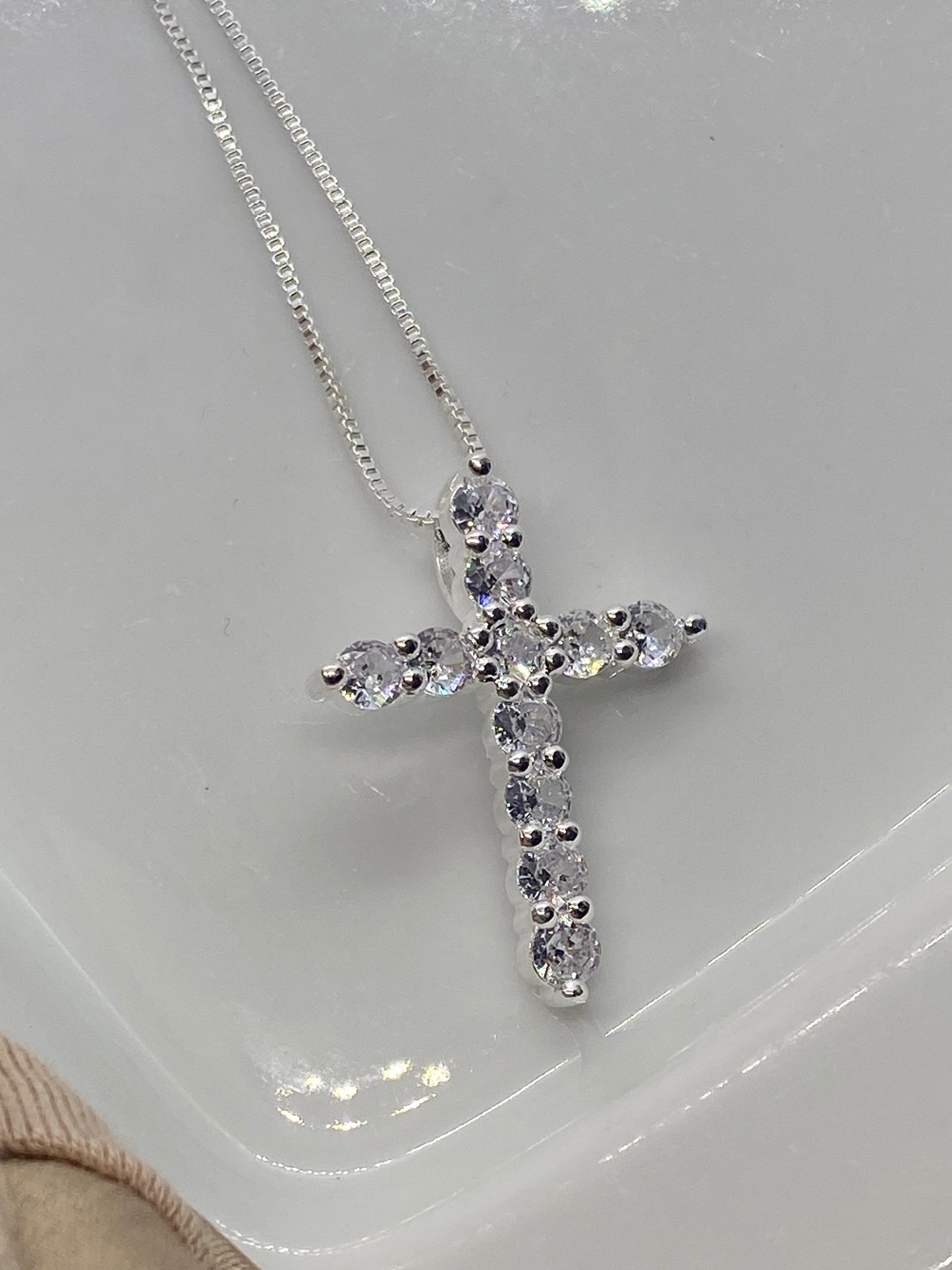 ★ Bestseller 
Sehr elegante Halskette aus echtem 925er Sterling Silber mit funkelndem Kreuzanhänger