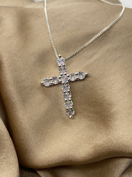 ★ Bestseller 
Sehr elegante Halskette aus echtem 925er Sterling Silber mit funkelndem Kreuzanhänger