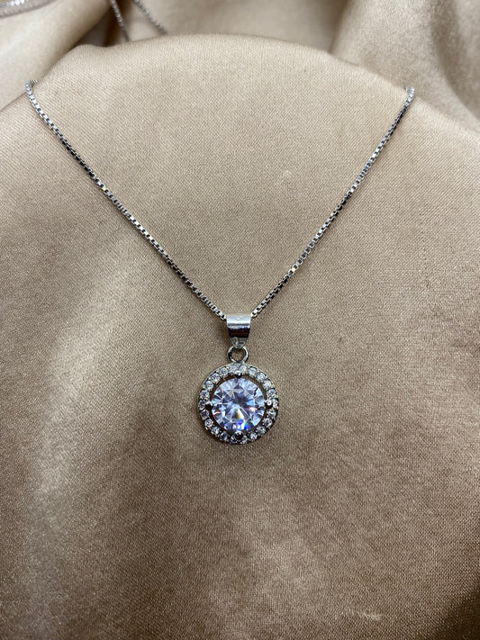 Wunderschöne Halskette aus 925er Silber mit funkelnden Zirkonia-Steinen