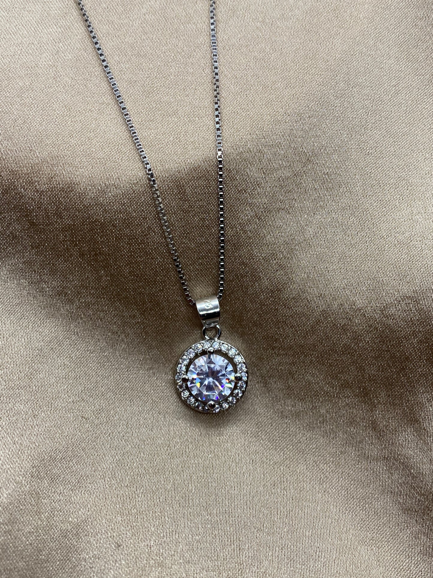 Wunderschöne Halskette aus 925er Silber mit funkelnden Zirkonia-Steinen