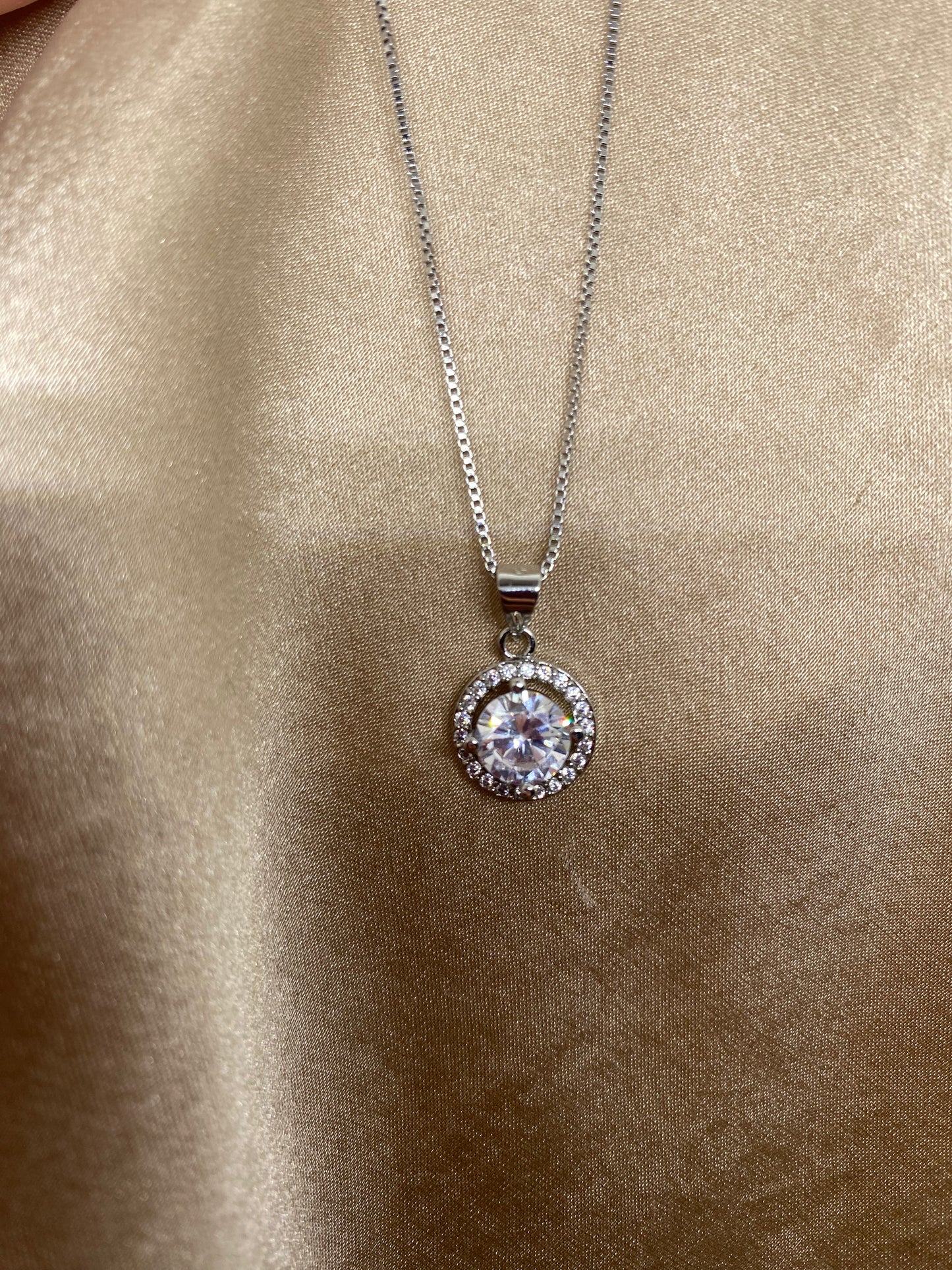 Wunderschöne Halskette aus 925er Silber mit funkelnden Zirkonia-Steinen