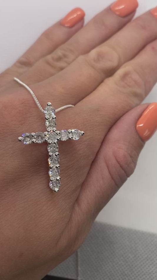 ★ Bestseller 
Sehr elegante Halskette aus echtem 925er Sterling Silber mit funkelndem Kreuzanhänger